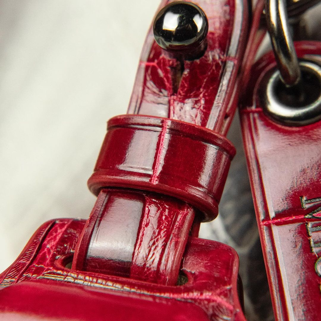 ETK BESPOKE RED CROCODILE KEY COVER FOR FERRARI — THREE-TONE DETAILS