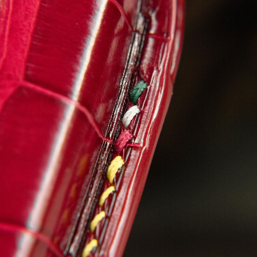 ETK BESPOKE RED CROCODILE KEY COVER FOR FERRARI — THREE-TONE DETAILS