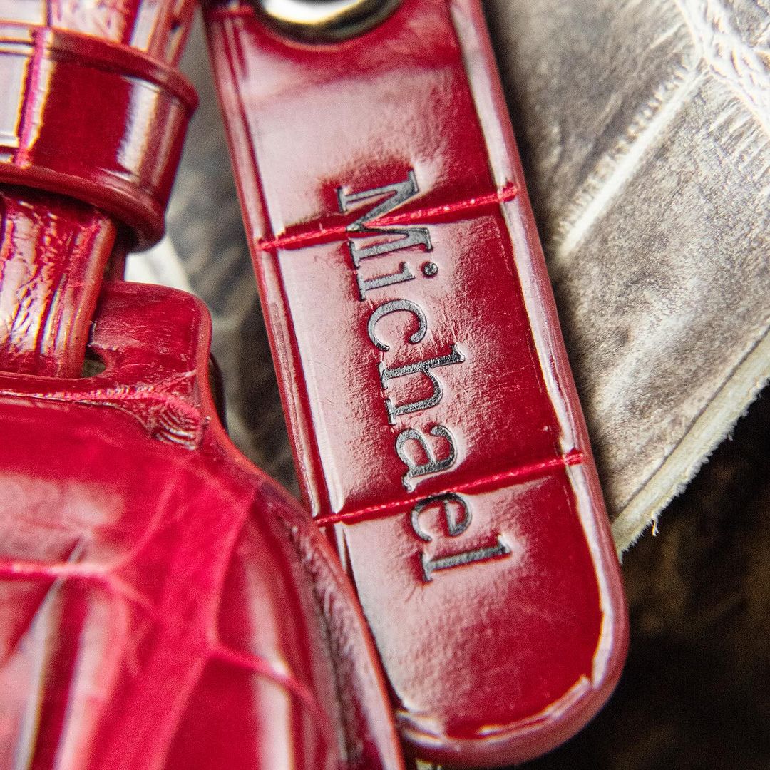 ETK BESPOKE RED CROCODILE KEY COVER FOR FERRARI — THREE-TONE DETAILS