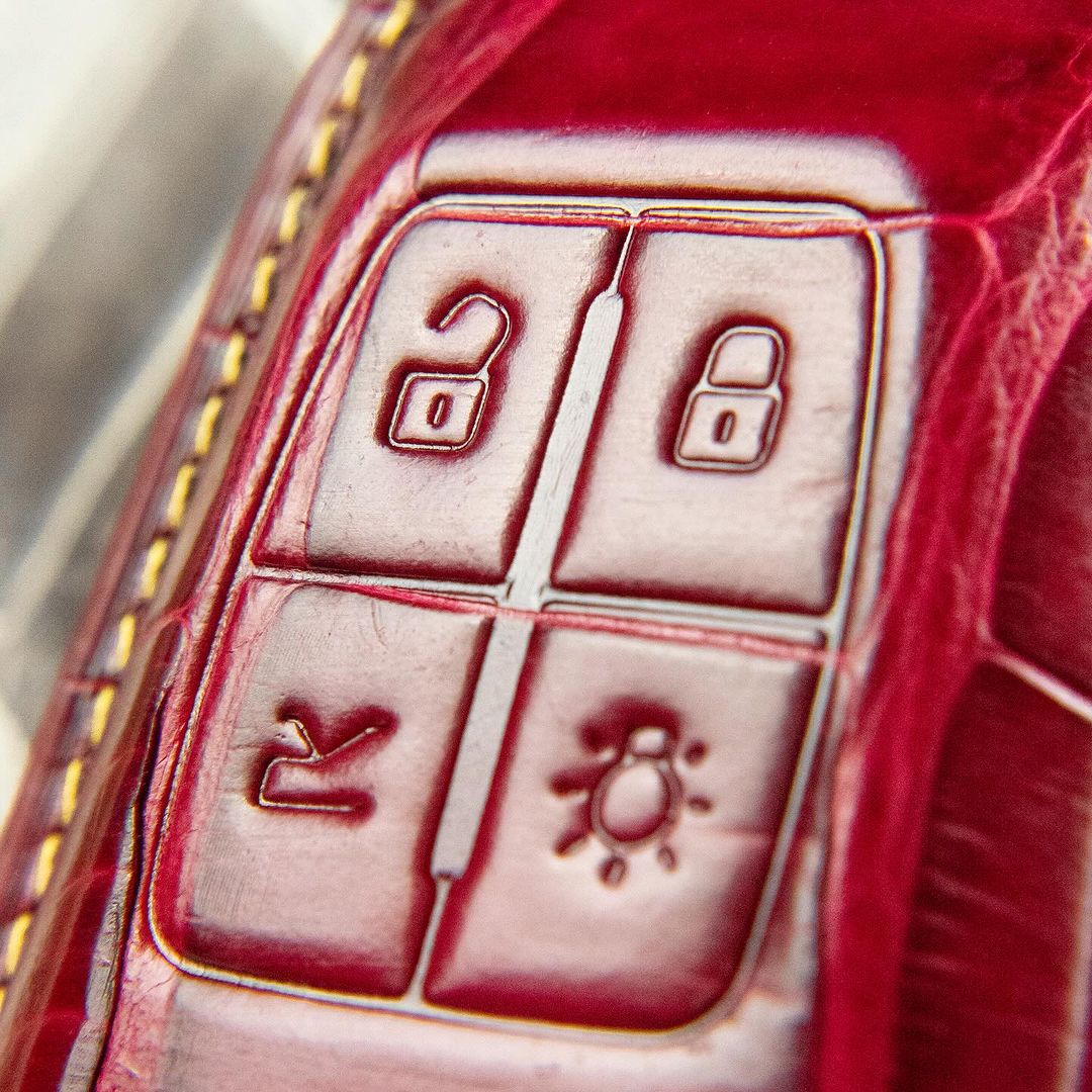 ETK BESPOKE RED CROCODILE KEY COVER FOR FERRARI — THREE-TONE DETAILS