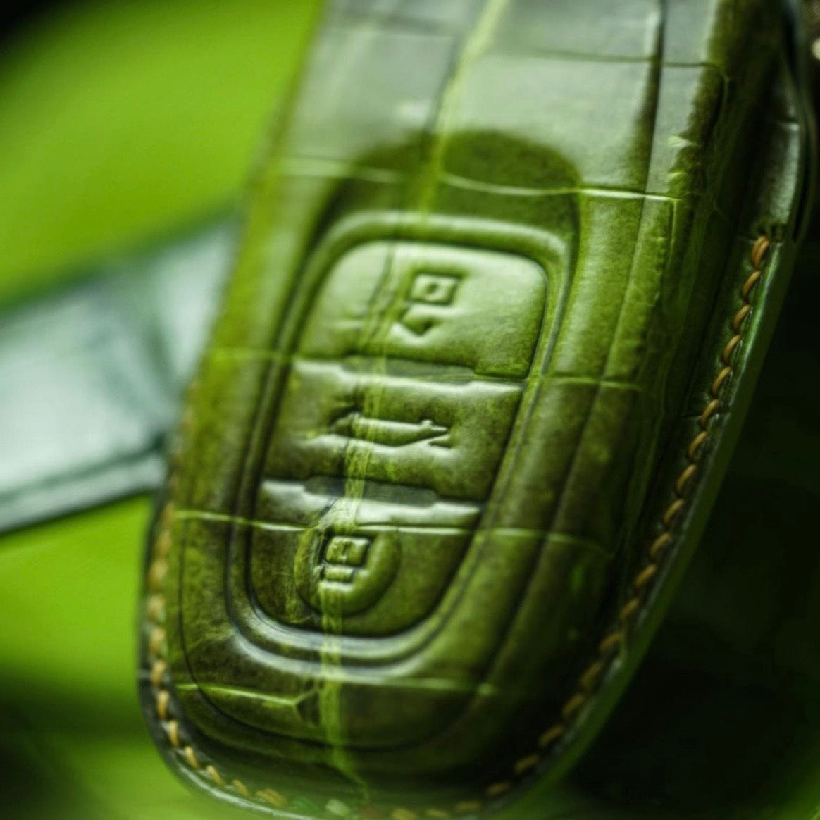ETK BESPOKE CUSTOM HAND-DYED CROCODILE KEY COVER FOR LAMBORGHINI — THREE-TONE DETAILS