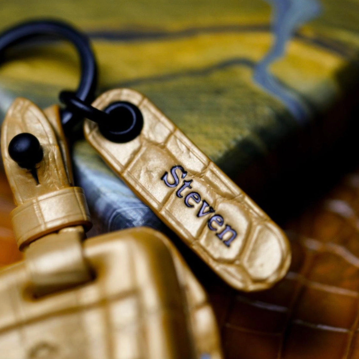 ETK BESPOKE GOLD CROCODILE KEY COVER FOR BMW — THREE-TONE DETAILS