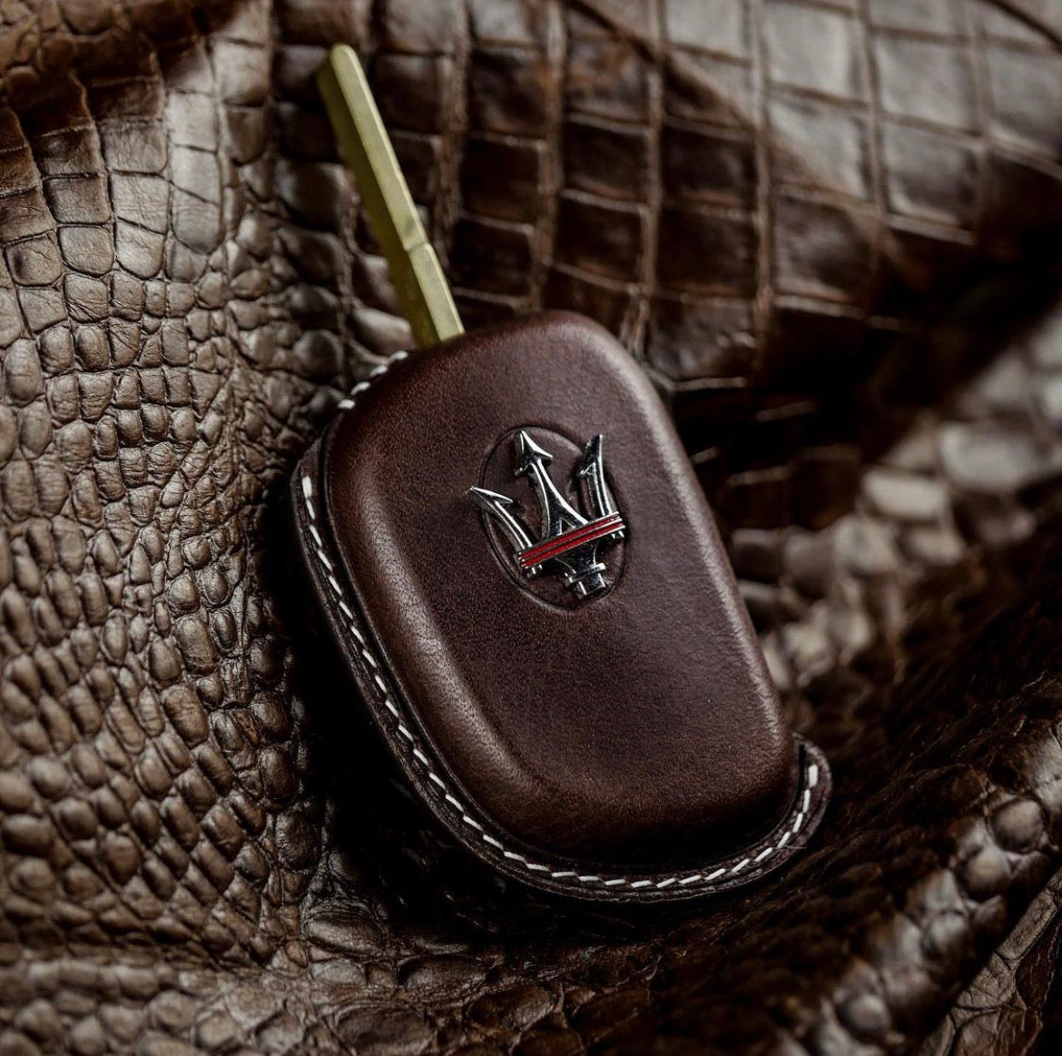 ETK BESPOKE DARK BROWN CALF KEY COVER FOR MASERATI — WHITE DETAILS