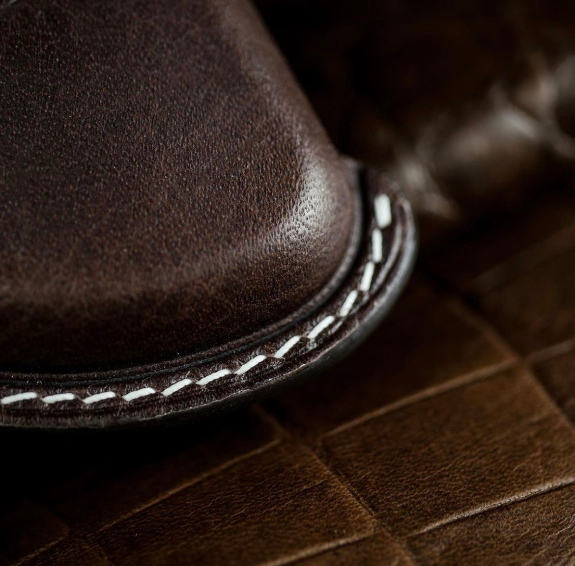 ETK BESPOKE DARK BROWN CALF KEY COVER FOR MASERATI — WHITE DETAILS