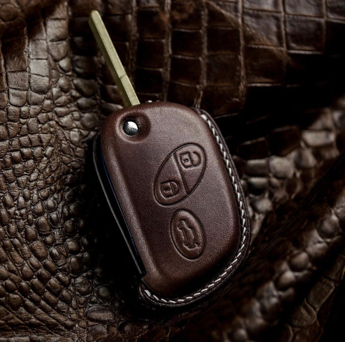 ETK BESPOKE DARK BROWN CALF KEY COVER FOR MASERATI — WHITE DETAILS