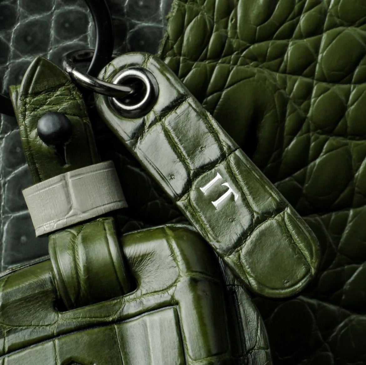 ETK BESPOKE OLIVE GREEN CROCODILE KEY COVER FOR BMW — THREE-TONE DETAILS