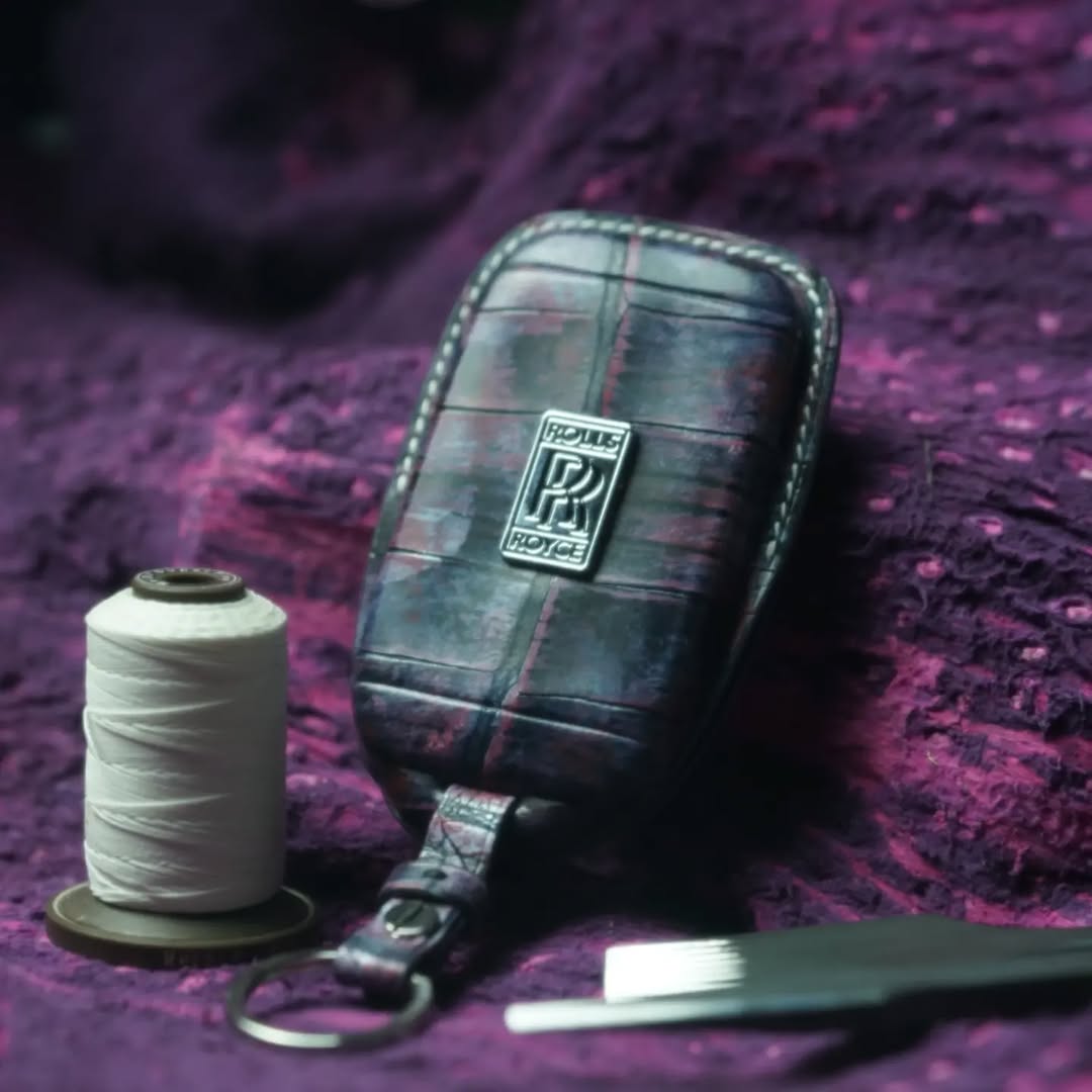 ETK BESPOKE CUSTOM HAND-DYED CROCODILE KEY COVER FOR ROLLS ROYCE — WHITE DETAILS
