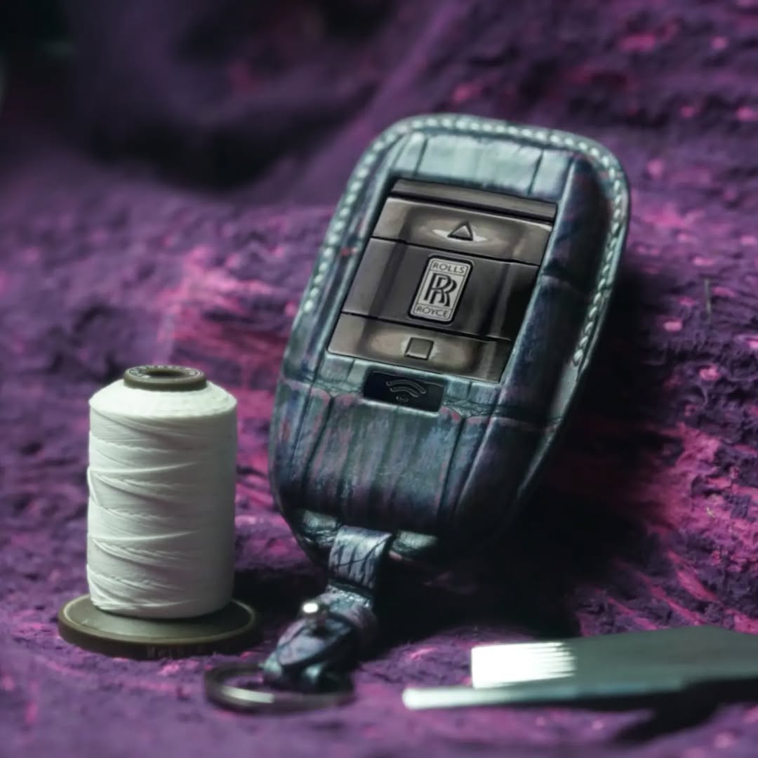 ETK BESPOKE CUSTOM HAND-DYED CROCODILE KEY COVER FOR ROLLS ROYCE — WHITE DETAILS