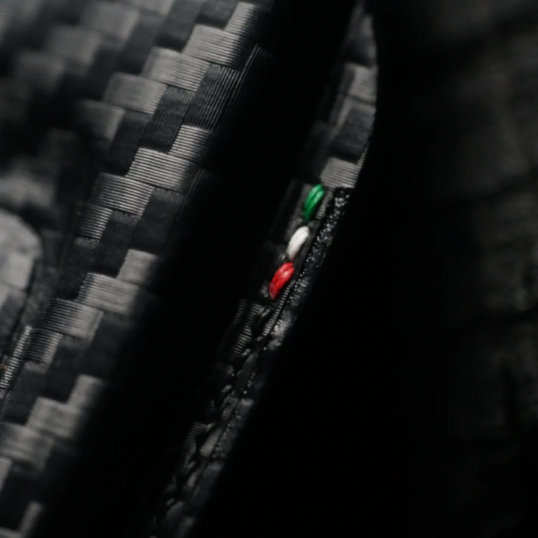 ETK BESPOKE BLACK CARBON-FIBER-EFFECT LEATHER KEY COVER FOR LAMBORGHINI — THREE-TONE DETAILS
