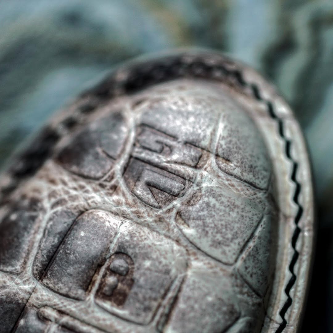 ETK BESPOKE HIMALAYAN CROCODILE KEY COVER FOR GTR — BLACK DETAILS