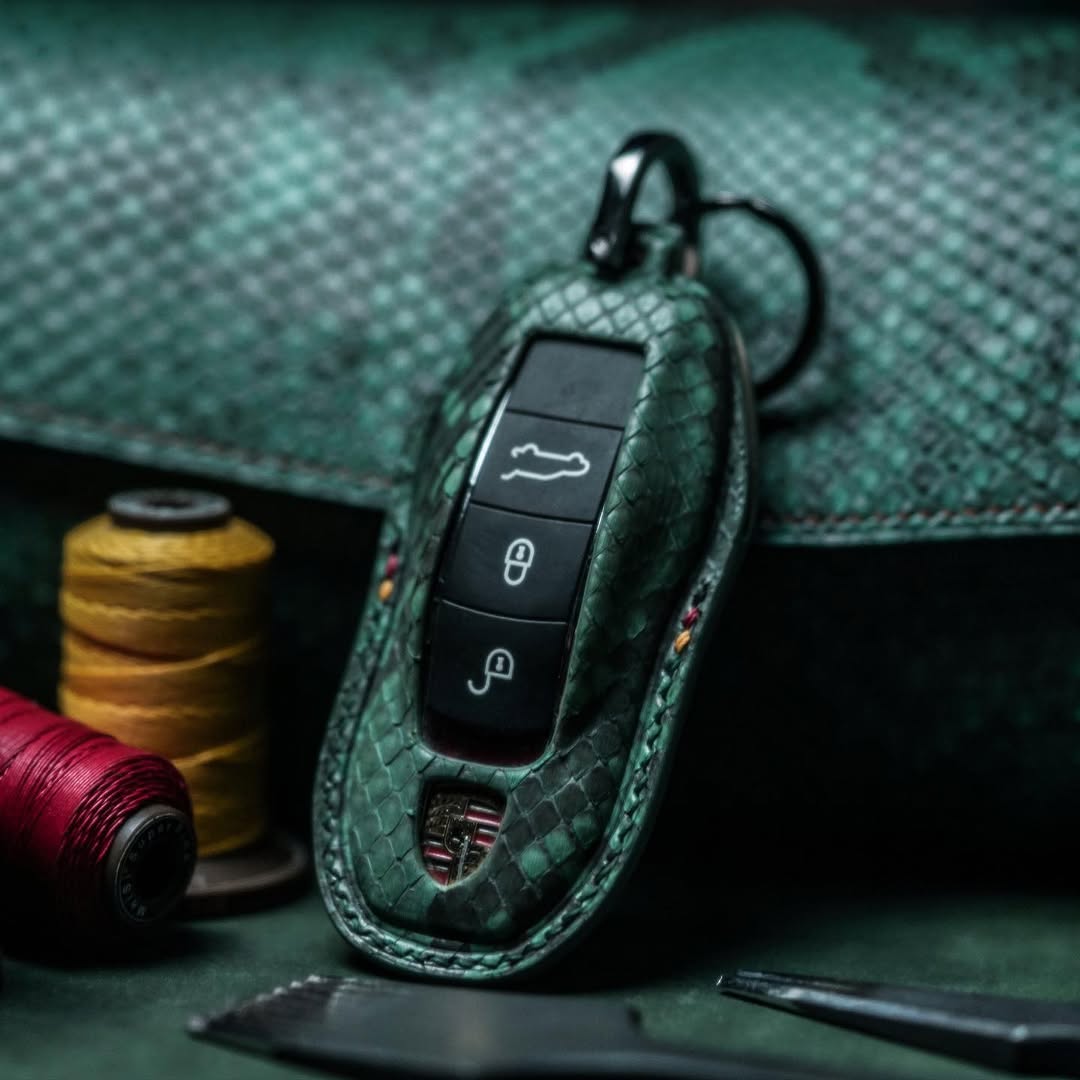 ETK BESPOKE GREEN SNAKESKIN KEY COVER FOR PORSCHE — THREE-TONE DETAILS