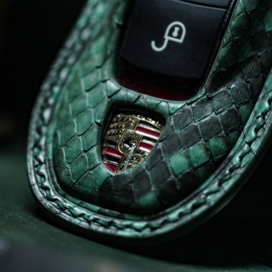 ETK BESPOKE GREEN SNAKESKIN KEY COVER FOR PORSCHE — THREE-TONE DETAILS