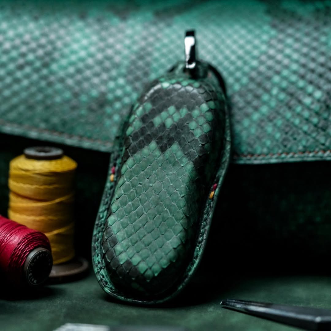 ETK BESPOKE GREEN SNAKESKIN KEY COVER FOR PORSCHE — THREE-TONE DETAILS