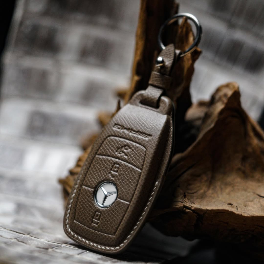 ETK BESPOKE TAUPE CROSS-GRAIN CALF KEY COVER FOR MERCEDES — WHITE DETAILS