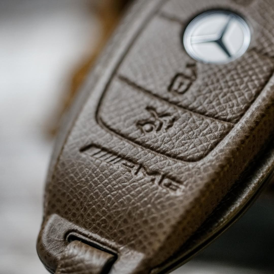 ETK BESPOKE TAUPE CROSS-GRAIN CALF KEY COVER FOR MERCEDES — WHITE DETAILS