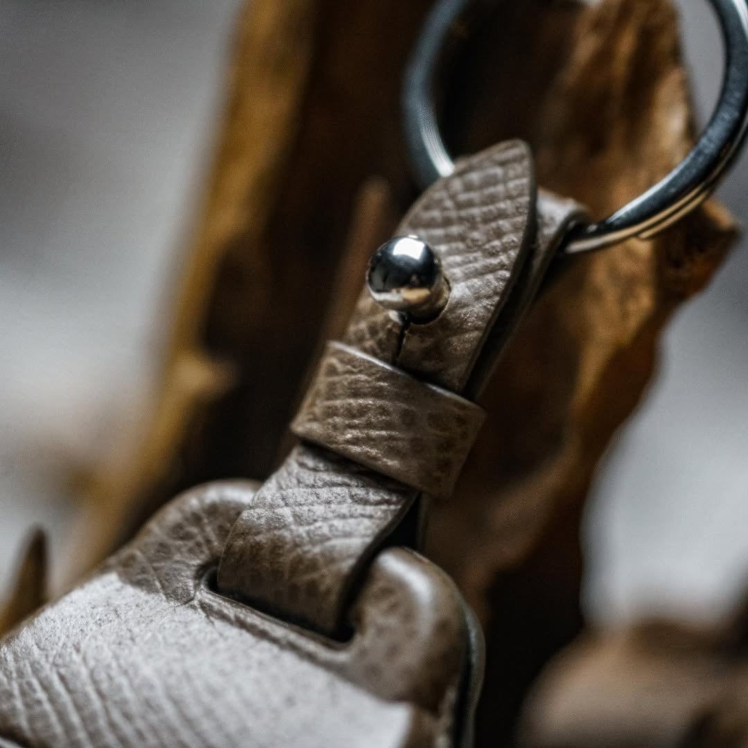 ETK BESPOKE TAUPE CROSS-GRAIN CALF KEY COVER FOR MERCEDES — WHITE DETAILS