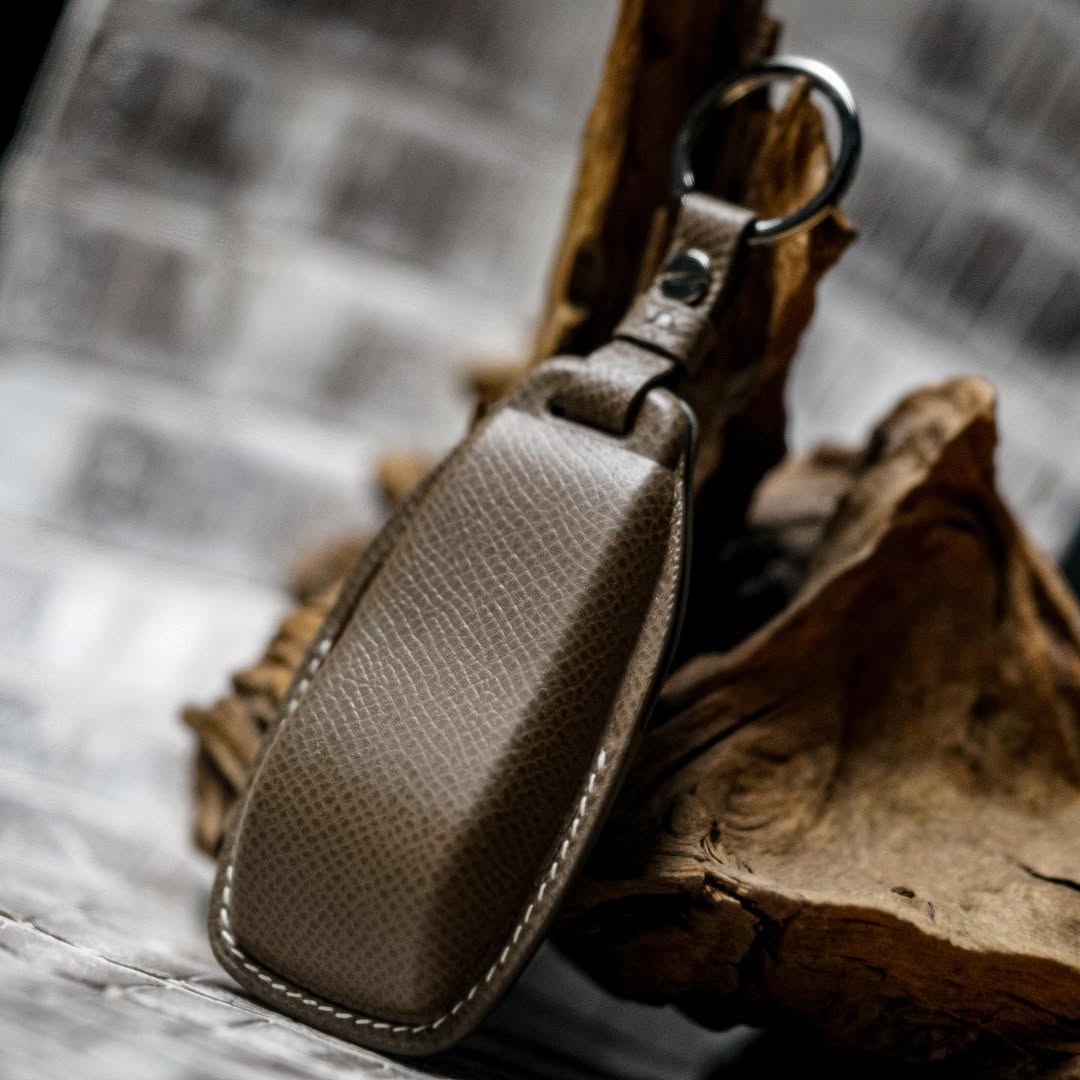 ETK BESPOKE TAUPE CROSS-GRAIN CALF KEY COVER FOR MERCEDES — WHITE DETAILS