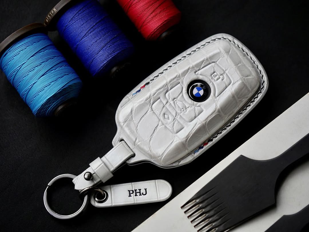 ETK BESPOKE WHITE CROCODILE KEY COVER FOR BMW — THREE-TONE DETAILS