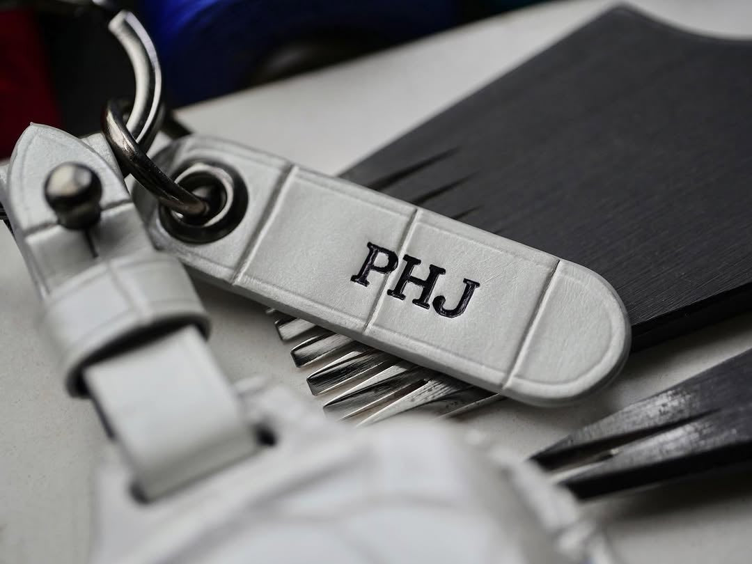 ETK BESPOKE WHITE CROCODILE KEY COVER FOR BMW — THREE-TONE DETAILS