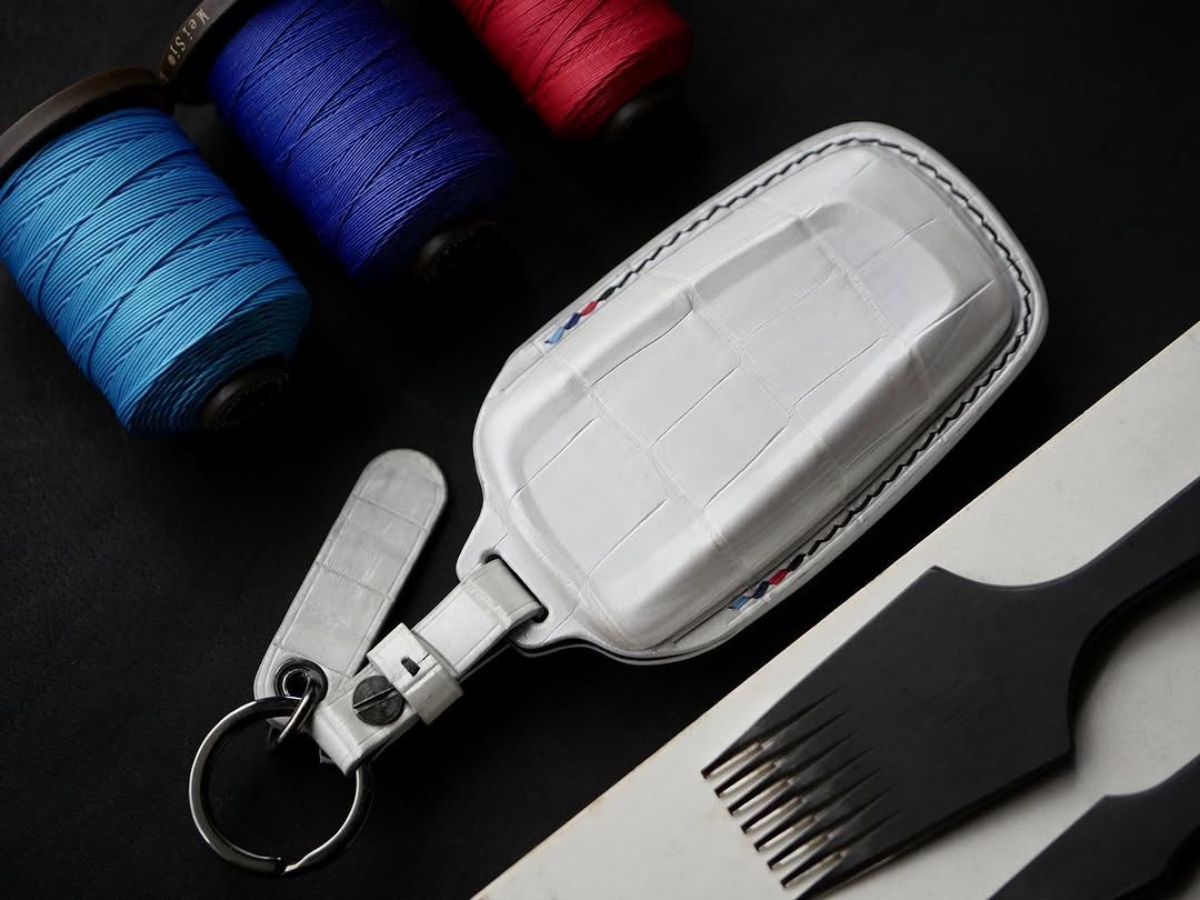 ETK BESPOKE WHITE CROCODILE KEY COVER FOR BMW — THREE-TONE DETAILS