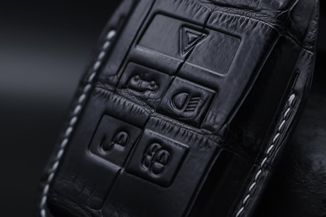 ETK BESPOKE BLACK CROCODILE KEY COVER FOR LAND ROVER — WHITE DETAILS