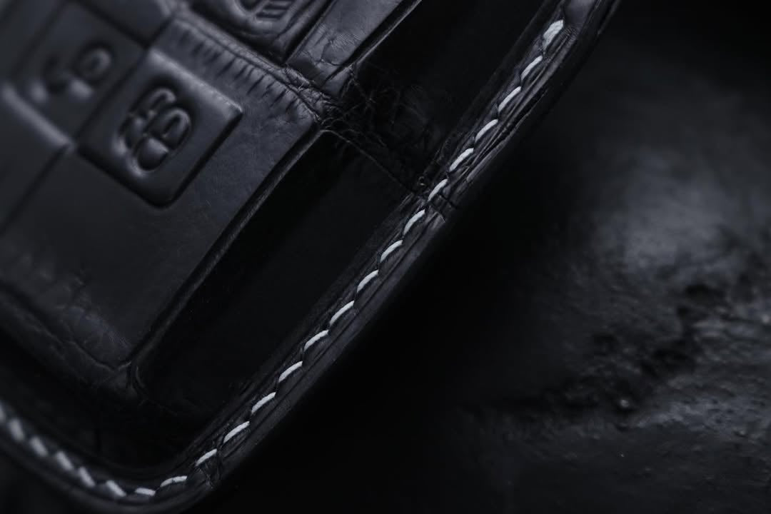 ETK BESPOKE BLACK CROCODILE KEY COVER FOR LAND ROVER — WHITE DETAILS