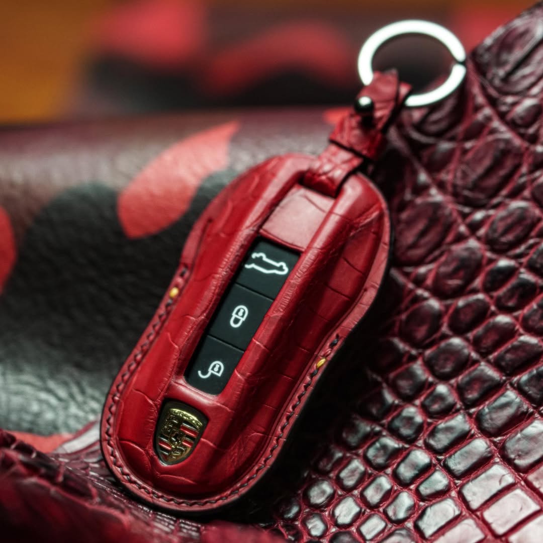 ETK BESPOKE RED CROCODILE KEY COVER FOR PORSCHE — THREE-TONE DETAILS