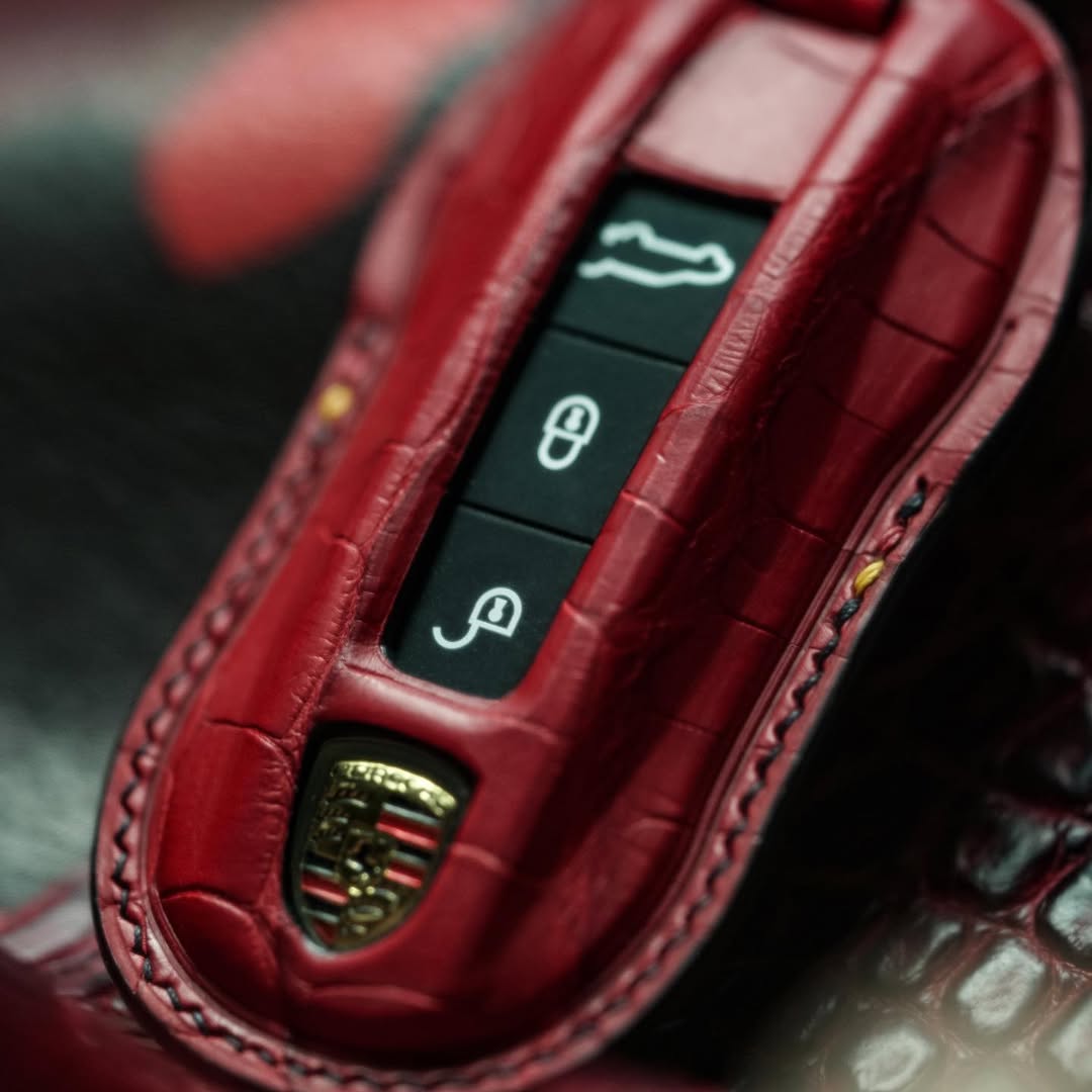 ETK BESPOKE RED CROCODILE KEY COVER FOR PORSCHE — THREE-TONE DETAILS