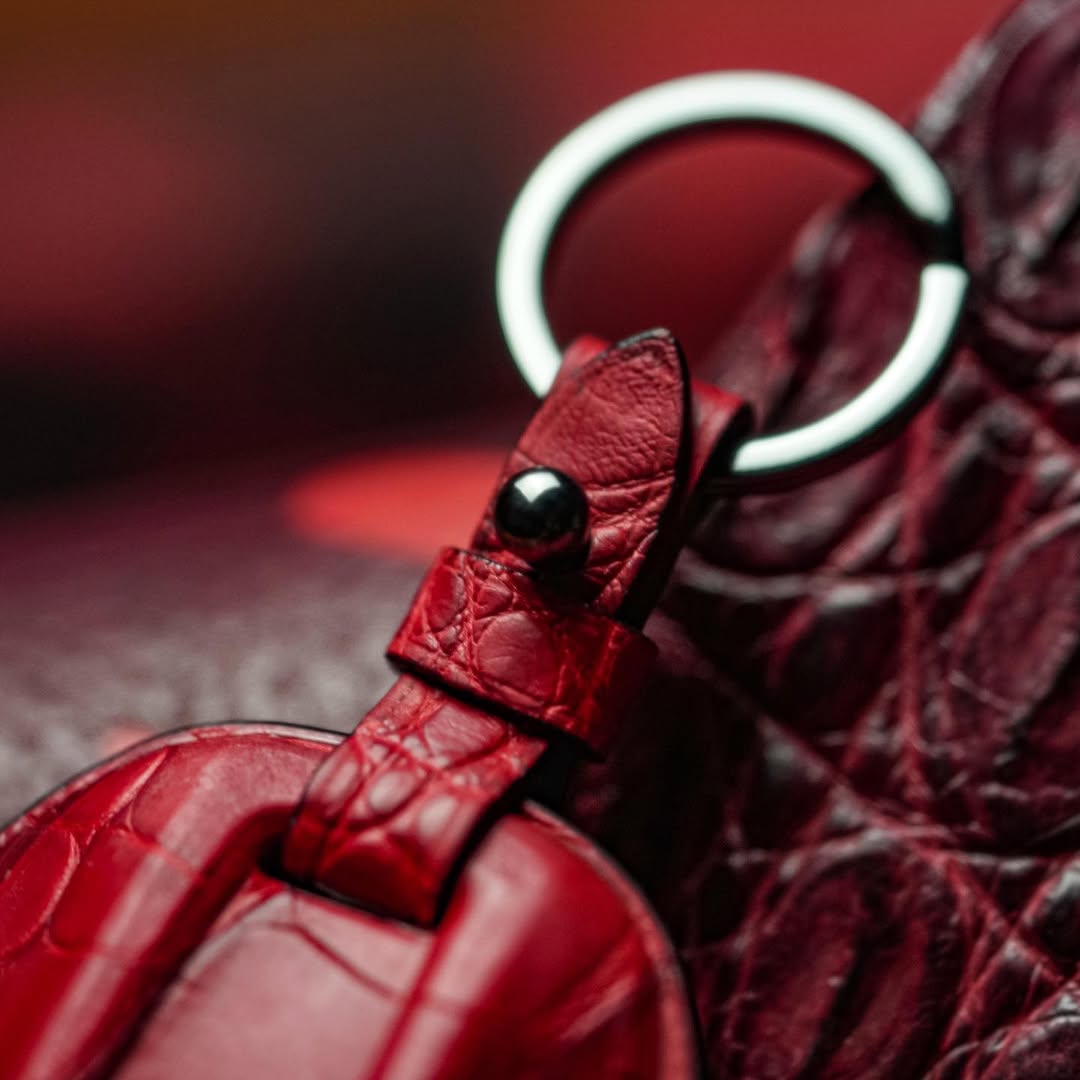 ETK BESPOKE RED CROCODILE KEY COVER FOR PORSCHE — THREE-TONE DETAILS