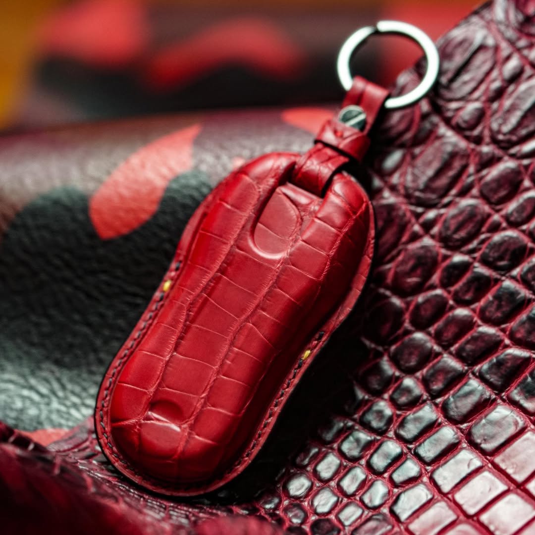 ETK BESPOKE RED CROCODILE KEY COVER FOR PORSCHE — THREE-TONE DETAILS