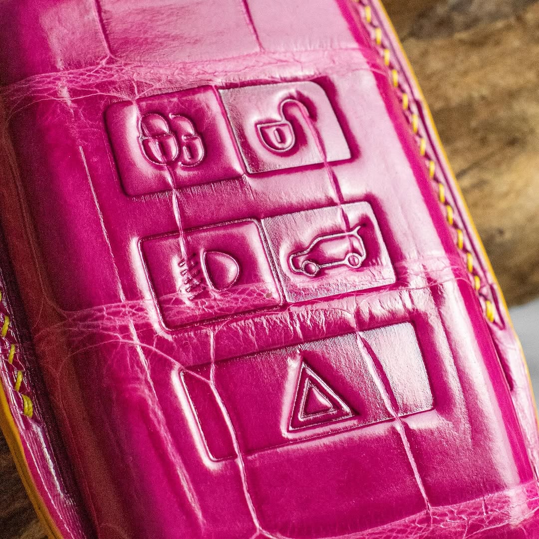 ETK BESPOKE HOT PINK CROCODILE KEY COVER FOR LAND ROVER — YELLOW DETAILS