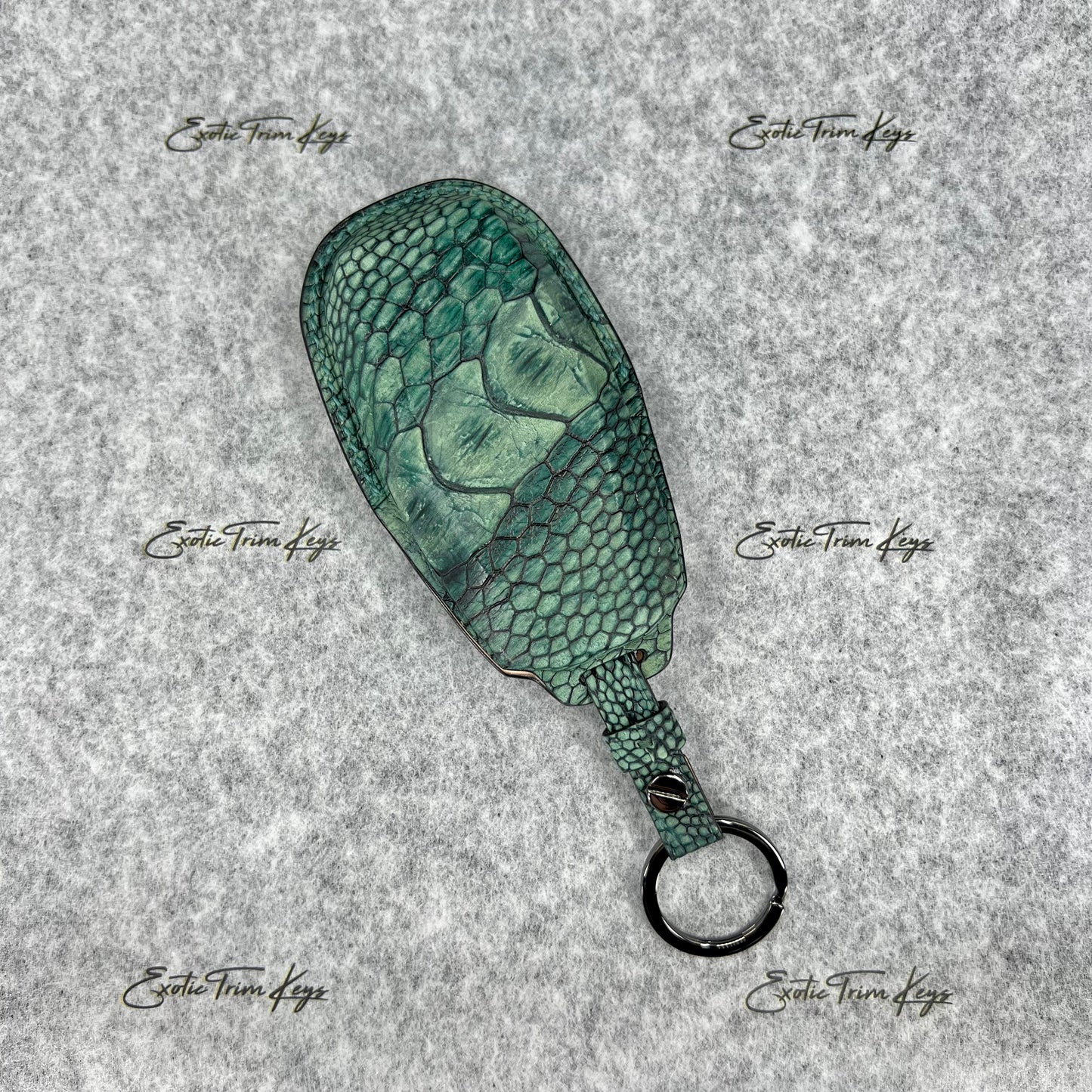غطاء مفتاح أستون مارتن - جلد ساق النعام الأخضر / خياطة الملكيت - متوفر في المخزون